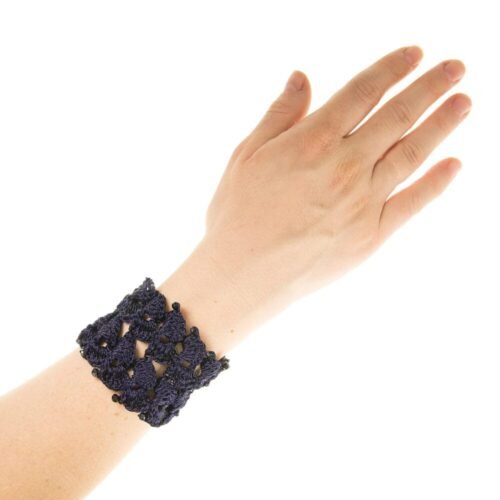 Χειροποίητο πλεκτό βραχιόλι σκούρο μπλε από μετάξι και κρύσταλλα