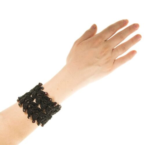 Χειροποίητο πλεκτό βραχιόλι μαύρο από μετάξι και κόκκινα κρύσταλλα