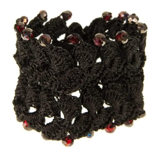 Χειροποίητο πλεκτό βραχιόλι μαύρο από μετάξι και κόκκινα κρύσταλλα