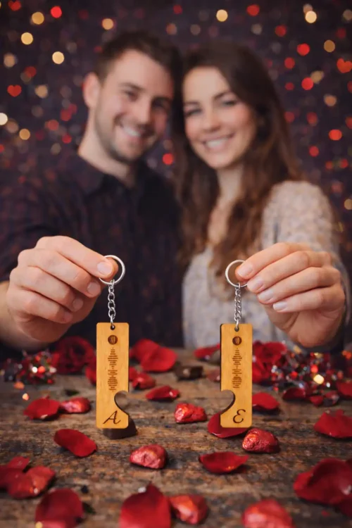 Ξύλινο μπρελόκ Spotify QR για ζευγάρι με μονογράμματα