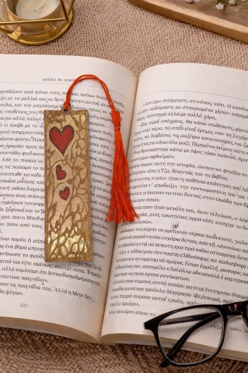 Ξύλινος σελιδοδείκτης με καρδιές και φουντάκι