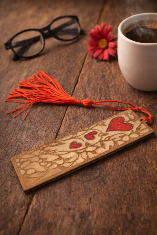 Ξύλινος σελιδοδείκτης με καρδιές και φουντάκι